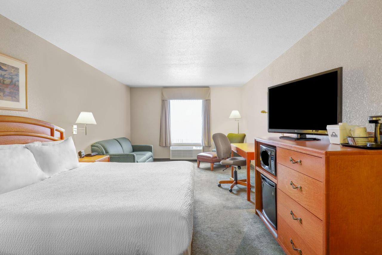 Days Inn By Wyndham Red Deer Exterior foto